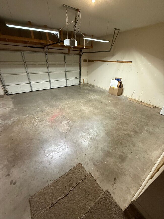 Building Photo - 3 Bed 2 Bath House with 2 Car Garage.  Has Gas Heat