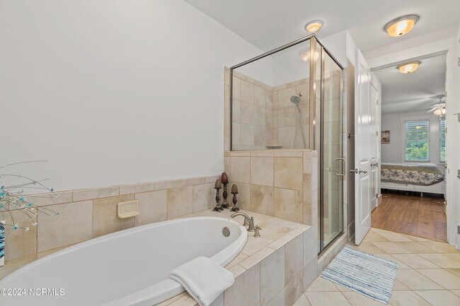 Building Photo - 2537 St James Dr SE