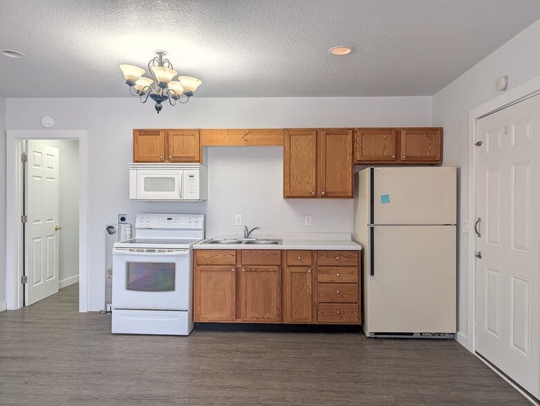 Building Photo - 102 S Main St