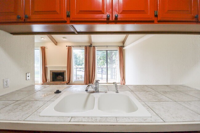 Building Photo - $1,655 / 2 Bed / 2 Bath / 1,150 sqft REMOD...