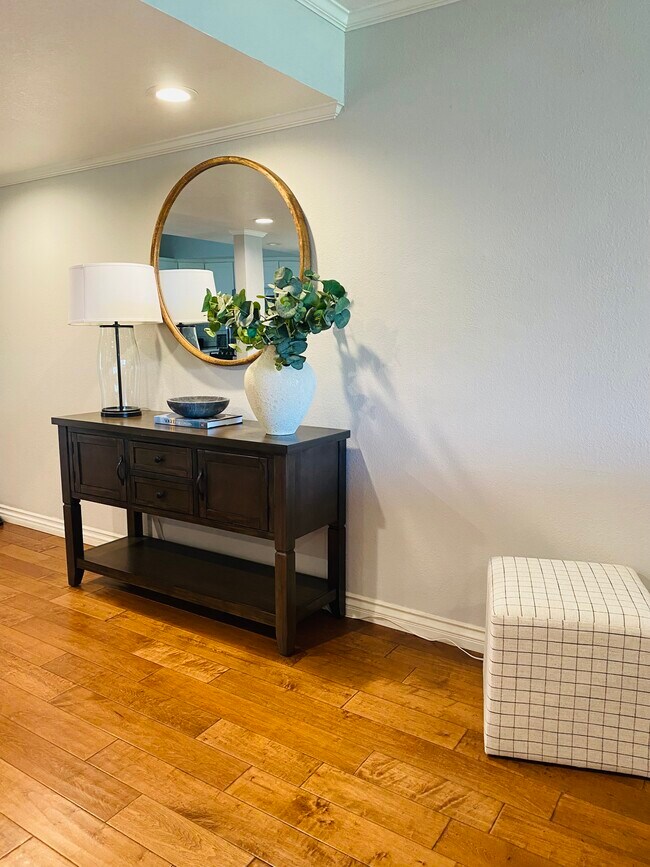 Building Photo - 500 S Oak Knoll Ave