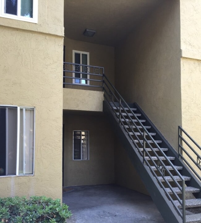 Building Photo - MOVE IN SPECIAL! Fully furnished 1 bedroom...