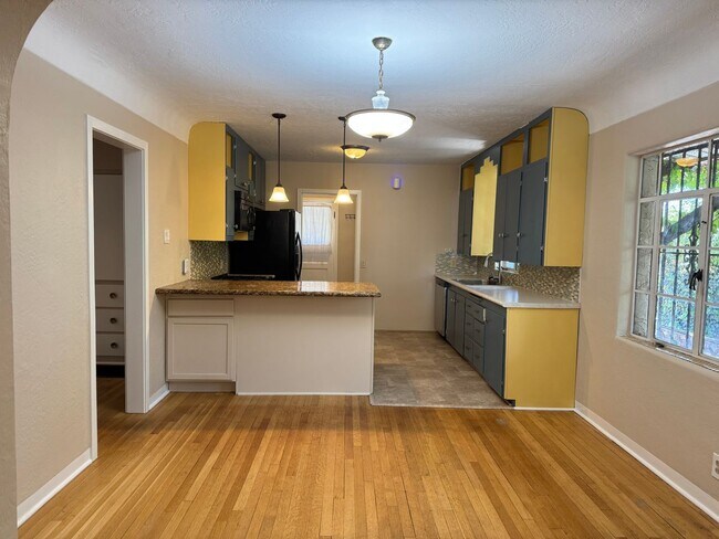 Building Photo - North Campus Gem!