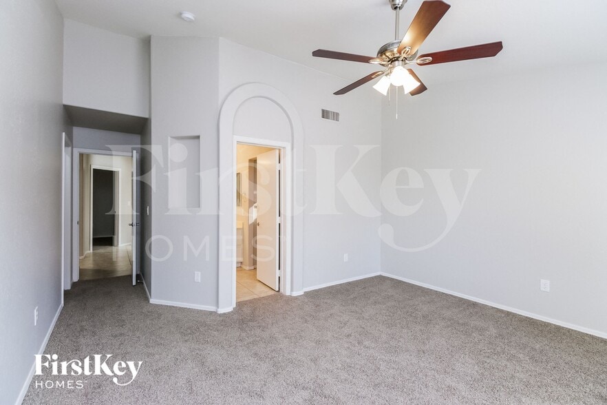 Building Photo - 902 S Ithica St