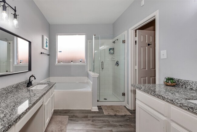 Building Photo - 10815 Oak Bayou Ln