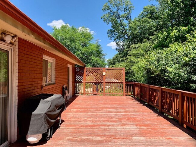 Building Photo - Light filled 2 BR plus 2 rooms, 2 FB including one in finished basement. Great location