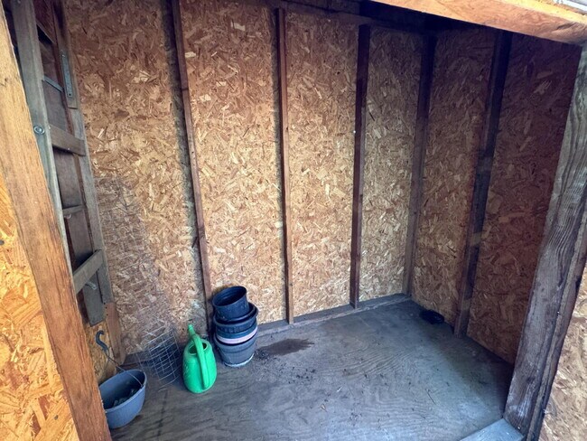 Building Photo - Ranch-Style, Milwaukie Home, Large Fenced Yard, Boat or Toy Storage, Gardeners Welcome