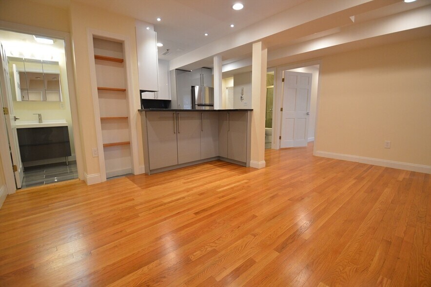 Building Photo - 1824 Beacon St