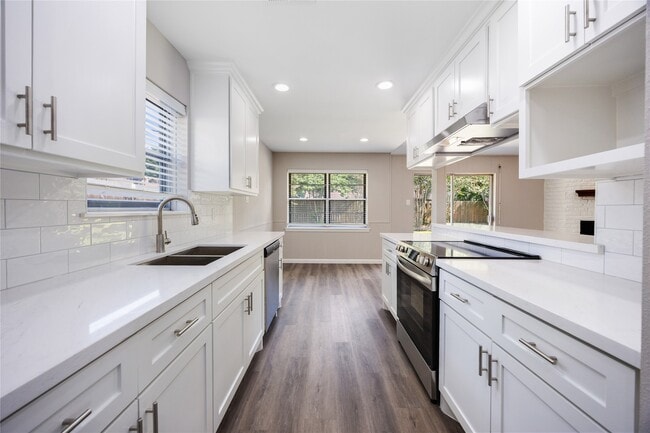 Building Photo - 8826 Tanager St