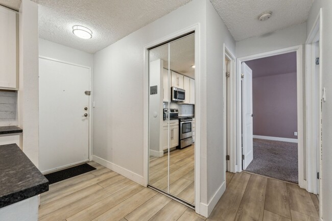 Building Photo - Charming 2BR Condo in Denver