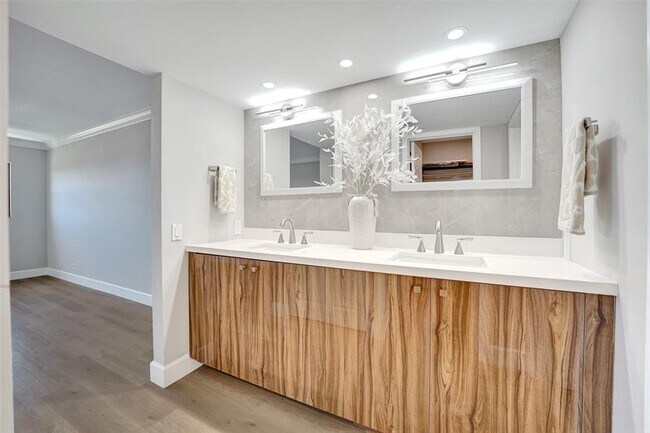 Building Photo - 3200 Port Royale Dr N