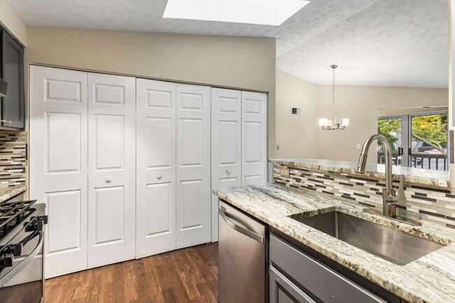 Building Photo - Great Location 2nd Floor Condo