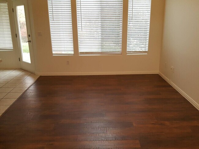 Building Photo - 3 Bedroom 2 bath home located near Red Cli...