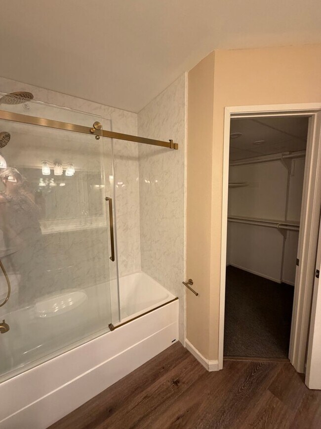 Building Photo - 2 bed, 2.5 bath Le Parc townhome