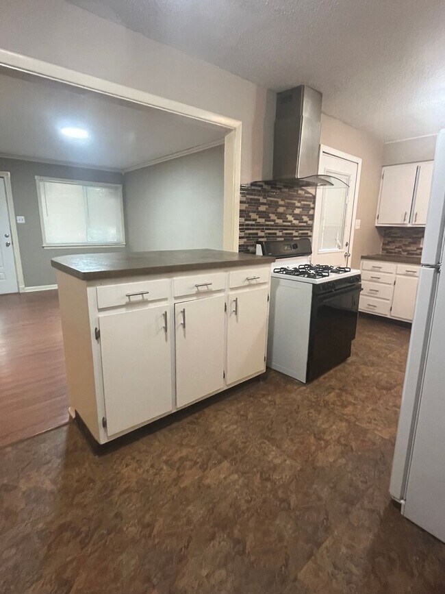 Building Photo - 108 Calloway Ave