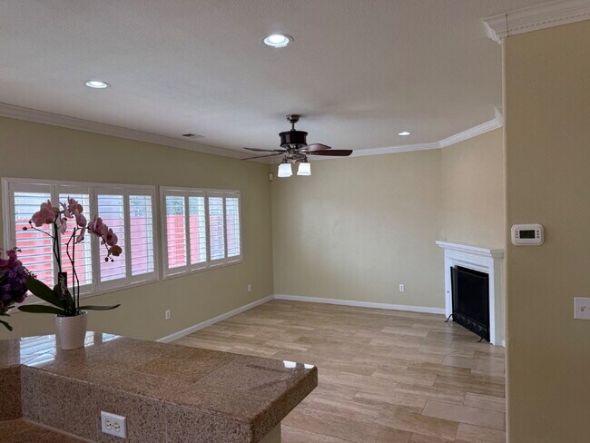 Building Photo - Gorgeous 5 Bedroom, 3 Bathroom Home With a Pool in perfect Tracy Location