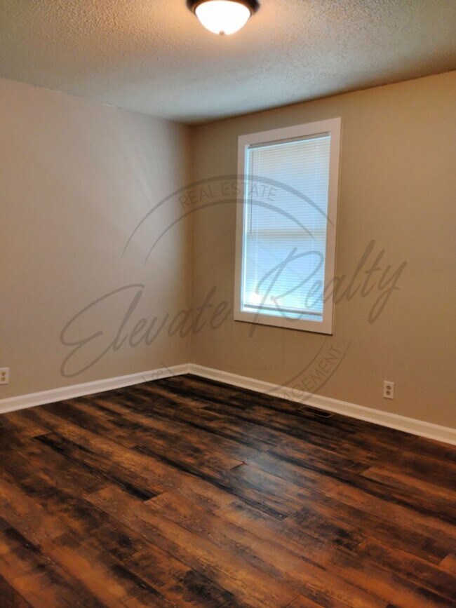 Building Photo - Two Bedroom Townhouse with deck near Trini...