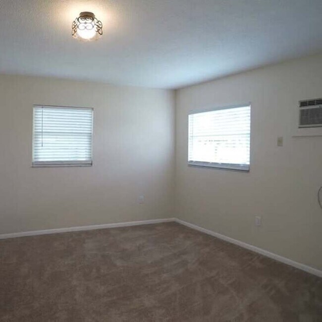 Building Photo - 2447 Baywood Dr W