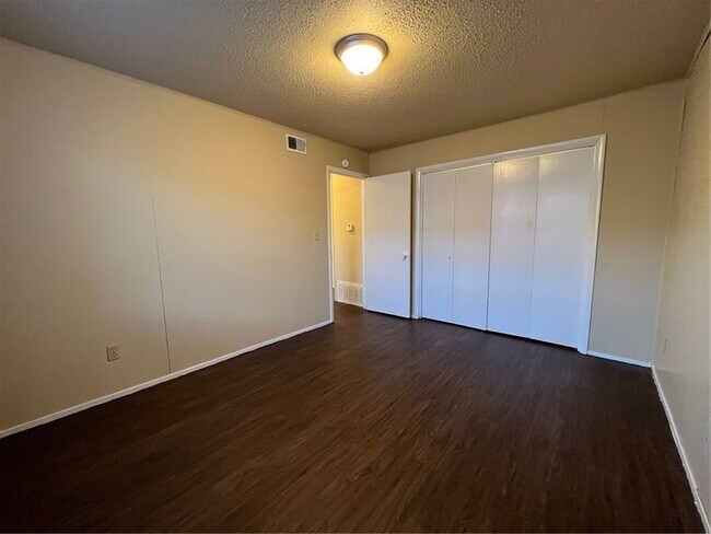 Building Photo - 400 N Campbell Dr