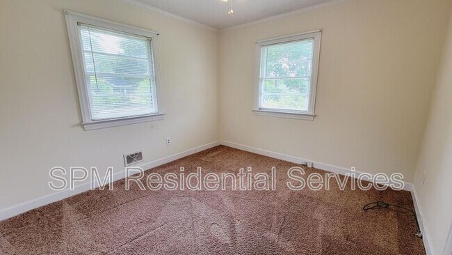 Building Photo - 2512 Castle Hayne Rd