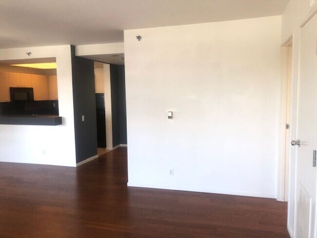 Building Photo - Large 1 bedroom 1 bath in Luxury High Rise...