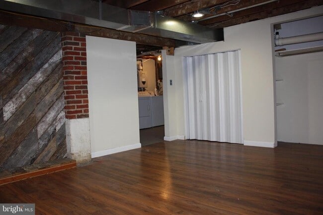 Building Photo - 423 Happy Creek Rd