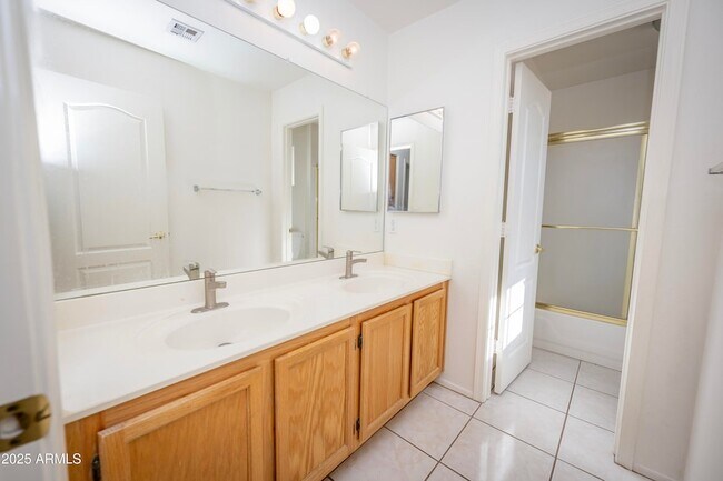 Building Photo - 3844 E Kings Ave