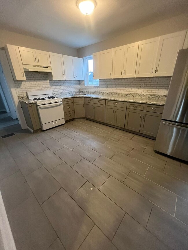 Building Photo - 48 Hopkins Pl