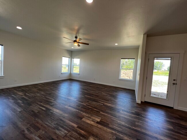 Great room - 5306 E Lewis Ln