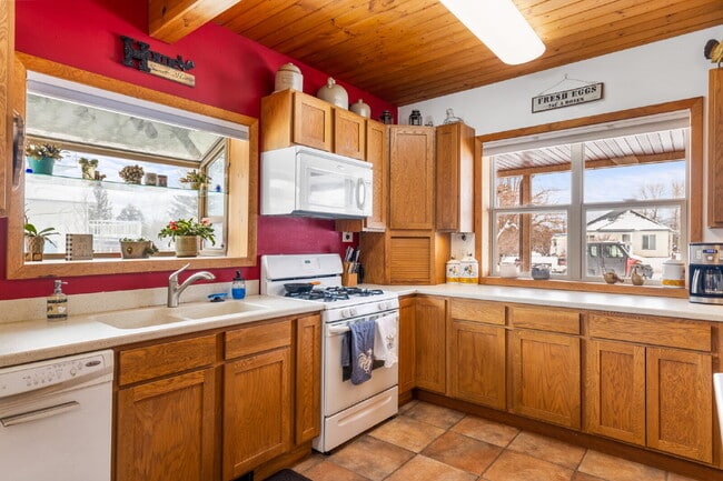 Building Photo - Spacious 4-Bedroom Home in the Heart of Sh...