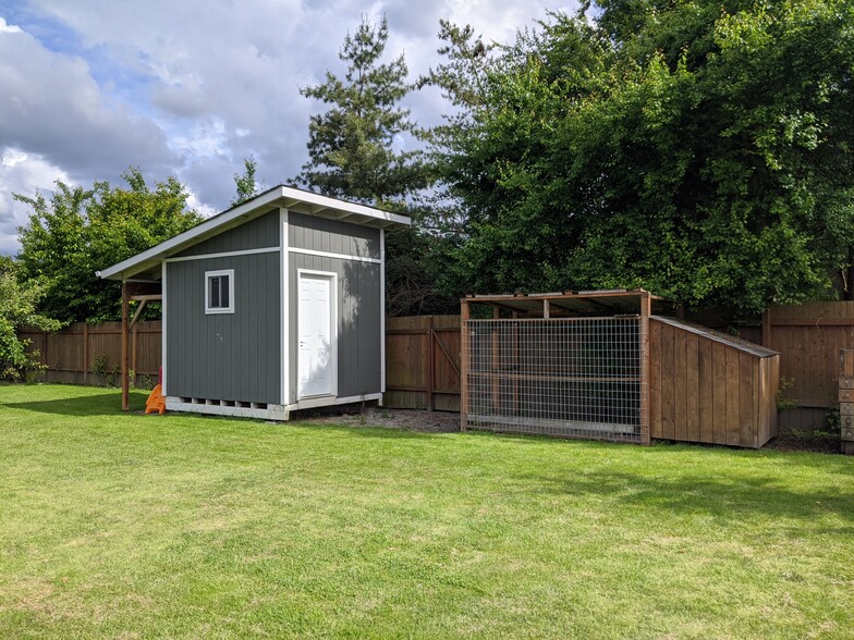 Shed and kennel - 1803 E Fox Hill St