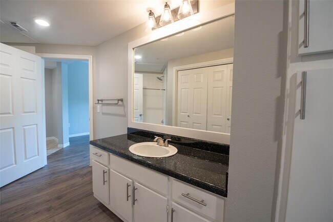 Building Photo - 2320 Gracy Farms Ln