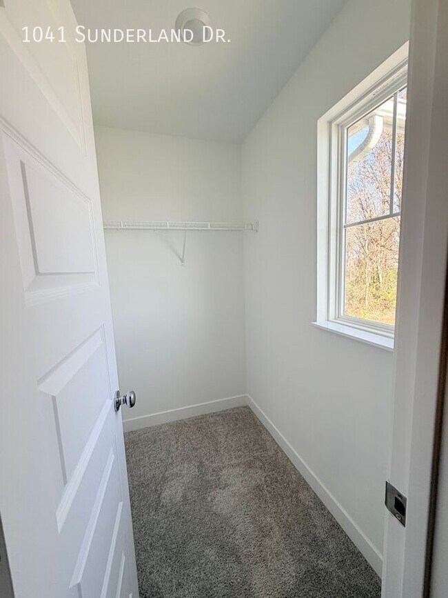 Building Photo - 1041 Sunderland Dr