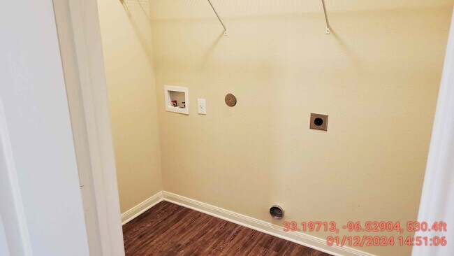 Walk-in utility room - 1513 Chinook St