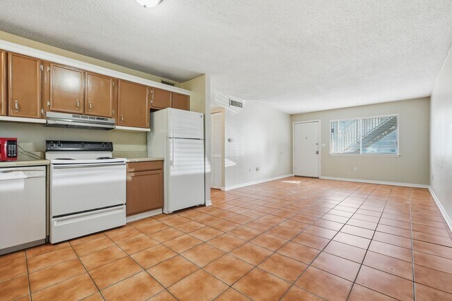 Building Photo - Charming 2 Bedroom Condo with Community Pool!