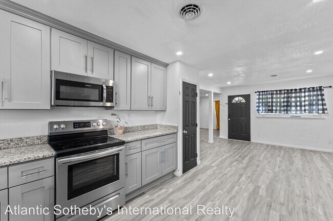 Building Photo - 4 br, 3 bath House - 4625 Larkin Street
