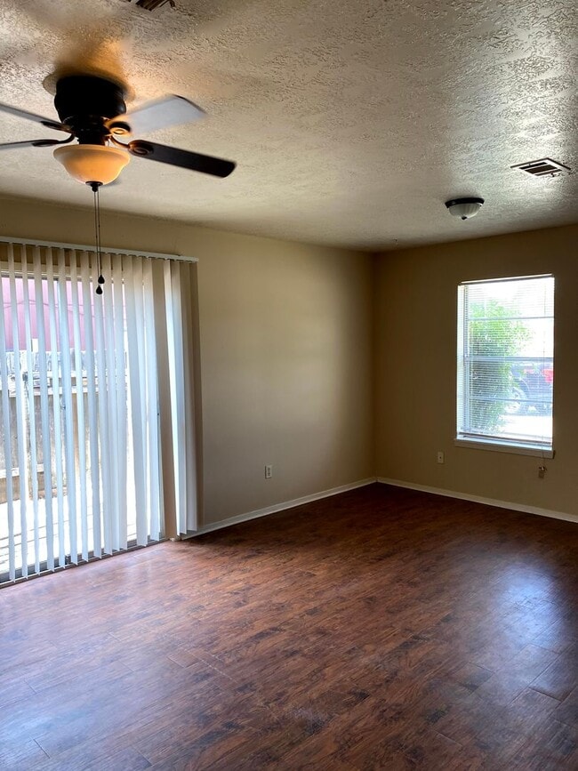 Building Photo - 2/1 Duplex Available 7/29/2026!