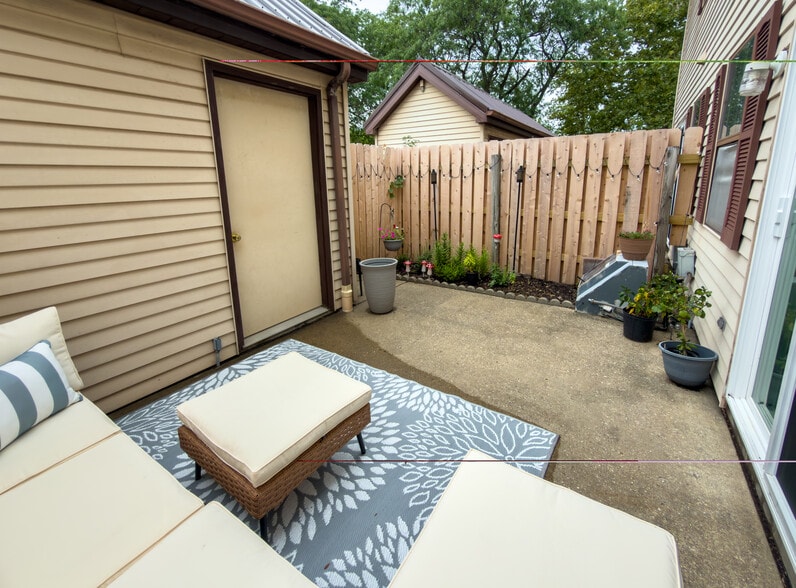 Patio & storage unit - 3 Utica Cir