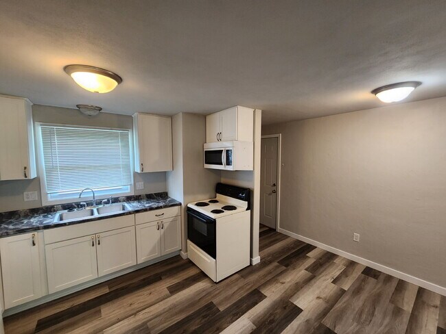 Building Photo - Updated Upper Level Apartment, Kaukauna