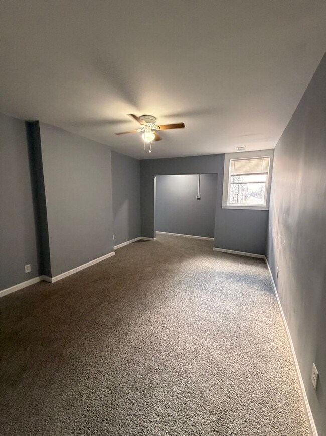 Building Photo - Beautiful Fully Renovated 2/1 Duplex!