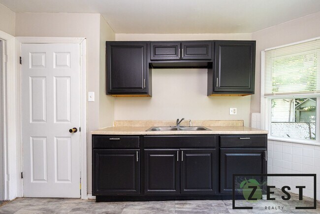 Building Photo - BEAUTIFUL 3 BD 1.5 BATH HOME!