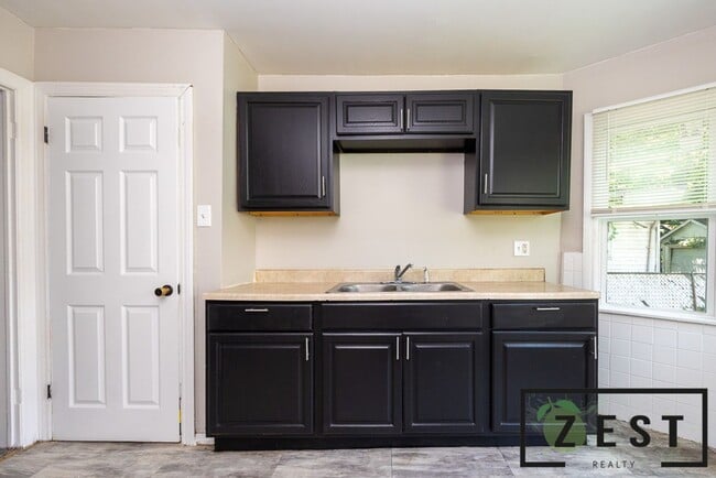 Building Photo - BEAUTIFUL 3 BD 1.5 BATH HOME! OPEN HOUSE S...