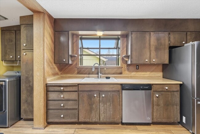 Building Photo - 173 Helman St