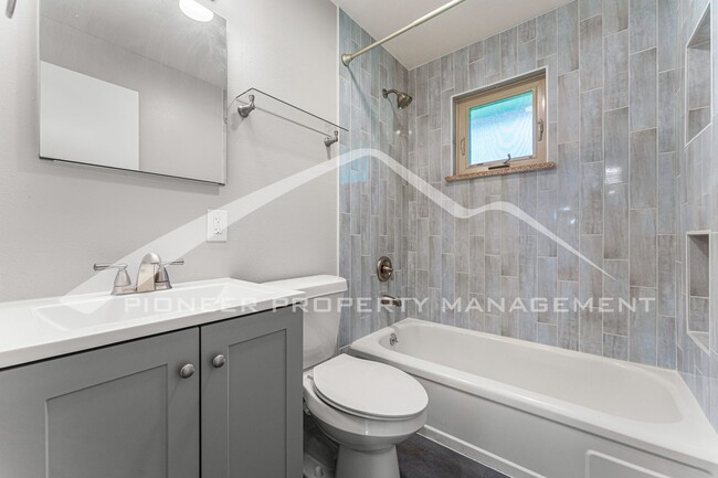 Building Photo - Newly Renovated Half-Duplex with Huge Fenc...