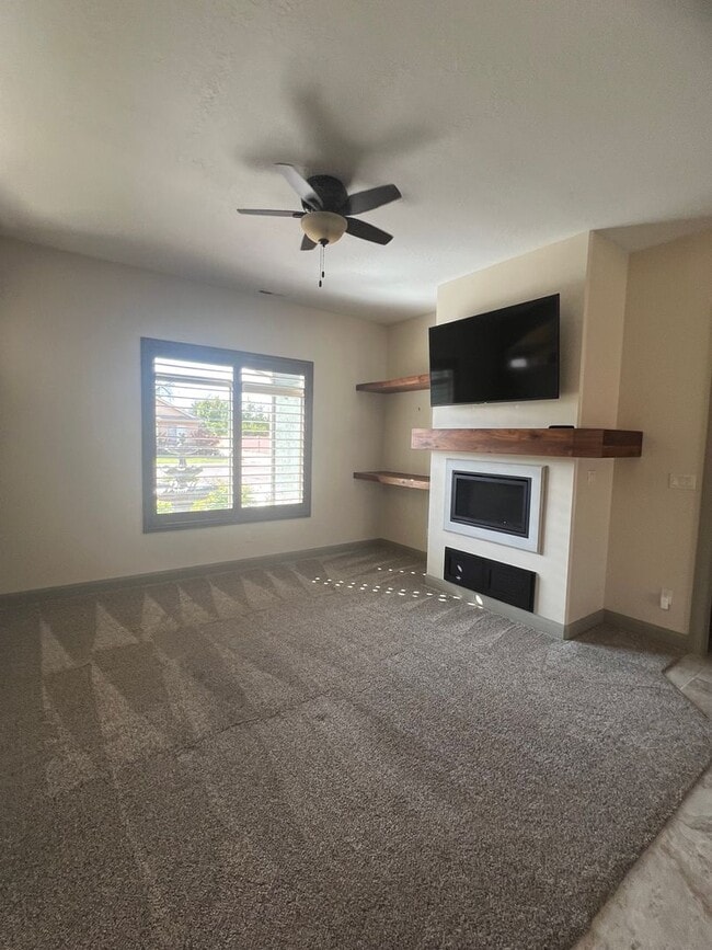 Building Photo - Beautiful Custom Home!