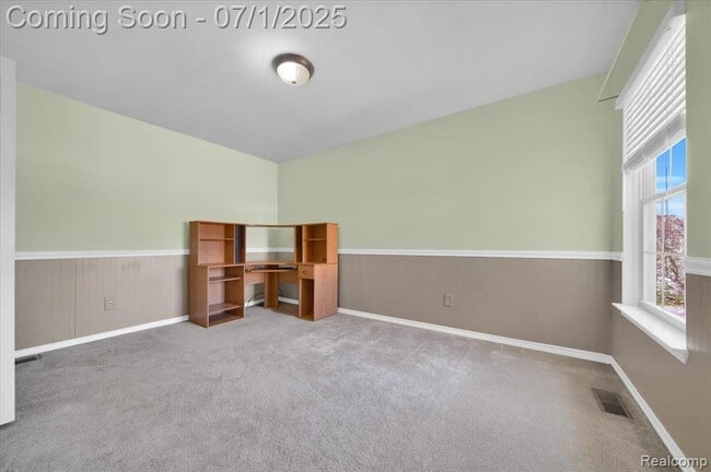 Building Photo - 2565 River Woods Dr N