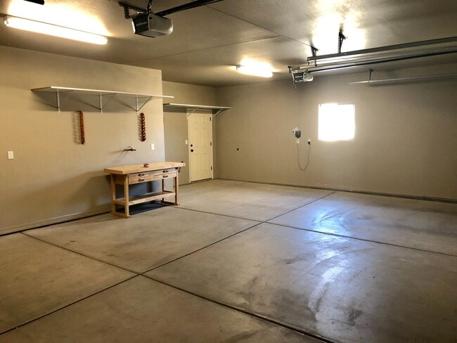 Building Photo - Spacious 4 Bedroom in Southern Vista Estates!