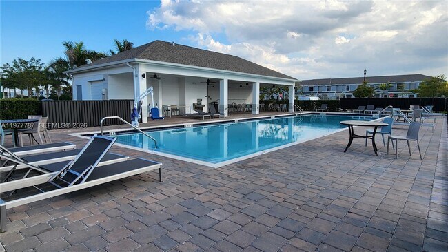 Building Photo - 371 NE 16th St