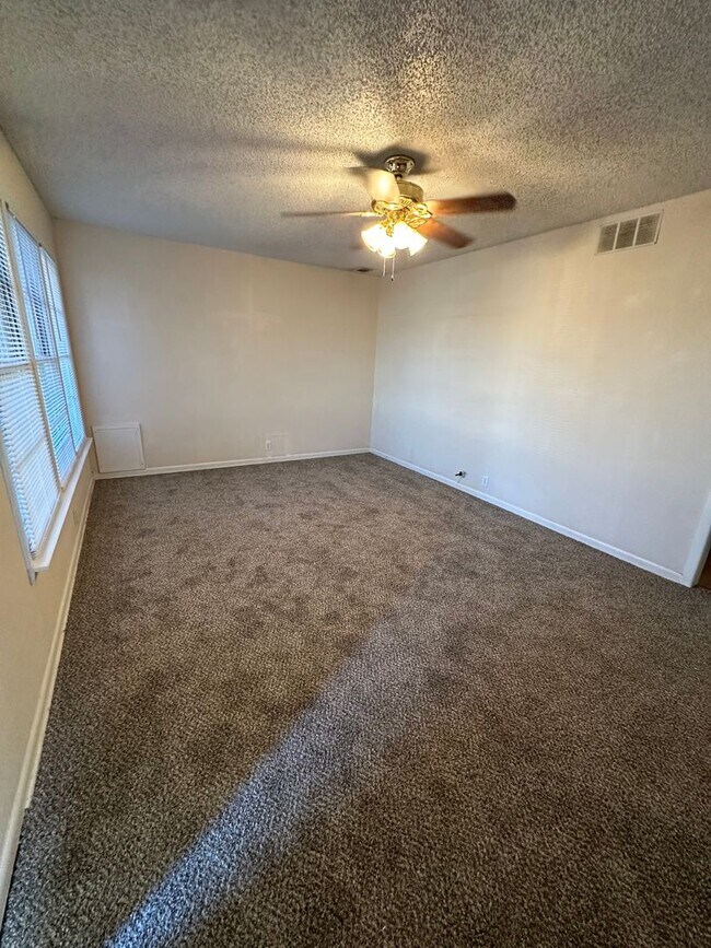 Primary Photo - 3/2 with huge backyard and bonus living room