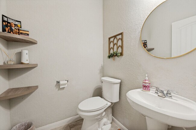 Building Photo - BEAUTIFUL 4-BEDROOM HOME IN NORTHEAST CROSSING